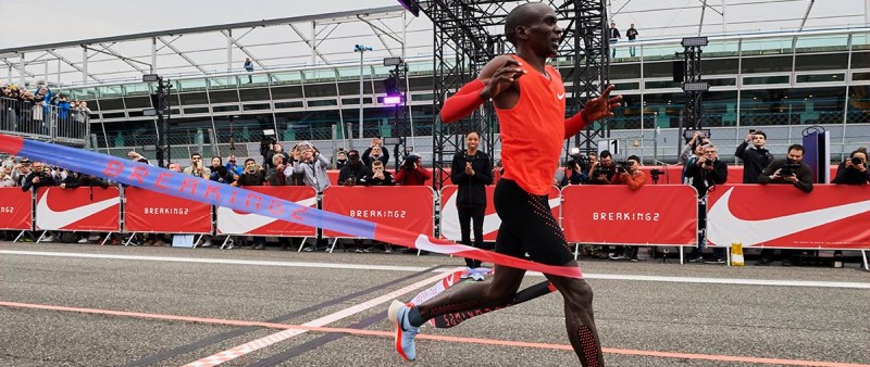 #Breaking2: Kipchoge zdolal maraton v Monze za 2:00:25