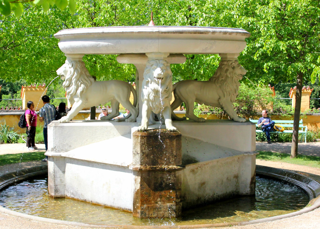 hohenschwangau-castle-lion-fountain