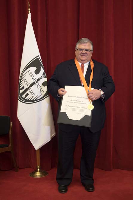 Medalla anahuac en estudios Globales a Agustin Carstens