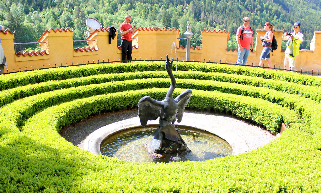 hohenschwangau-castle-fountain-swan