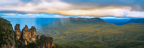 nsw australia bluemountains katoomba threesisters mountain park rock formation icon famous pano panoramic view lookout echopoint sydney stunning amazing beautiful trees rocks sky panorama olympusem10 olympus olympusomd photography leura newsouthwales travel green landscape sunset rayleighscattering natural nature breathtaking best flickrheroes