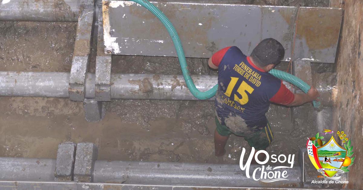 Empresa Aguas del Chuno realiza limpieza de los decantadores de agua cruda