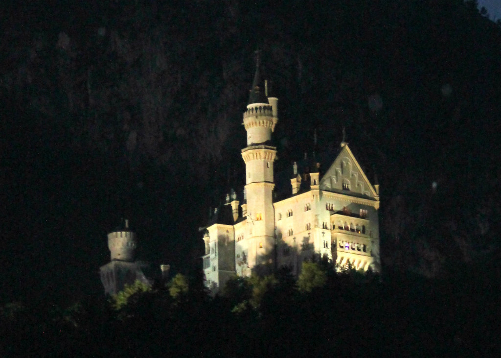 castle-neuschwanstein-by-night
