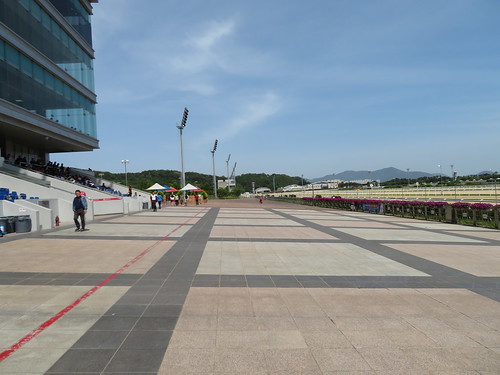 釜山慶南競馬場のスタンド前の空間