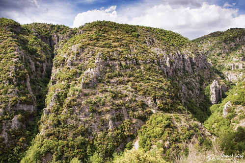 spectacular isolated zagori steps high muletrail rugged landscape colorefexpro4 nikfilters greece skala vradeto cliff vikosgorge ioannina ipirosditikimakedonia gr