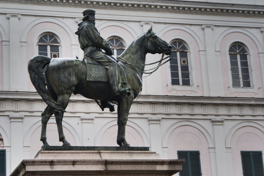 Statue de Garibaldi sur la place de Ferrari à Gênes.