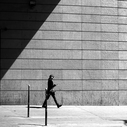 paris13 femme woman ombre shadow lumière light diagonal diagonale photoderue streetview urbanarte noiretblanc blackandwhite photopascalcolin square