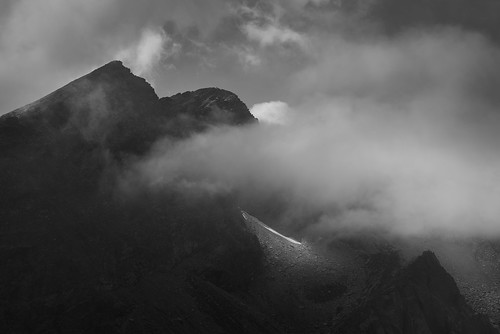 nikon d810 70200mm fagaras massif romania mountain lespezi cornulcaltunului caltun landscape nature natural outdoor light clouds peak rocks blackandwhite monochrome