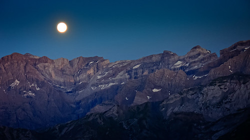 luna lunallena largaexposición monteperdido nocturna noche montaña paisaje pirineos landscape bayselance refugebaysselance sonyv3 moon fullmoon baysselance