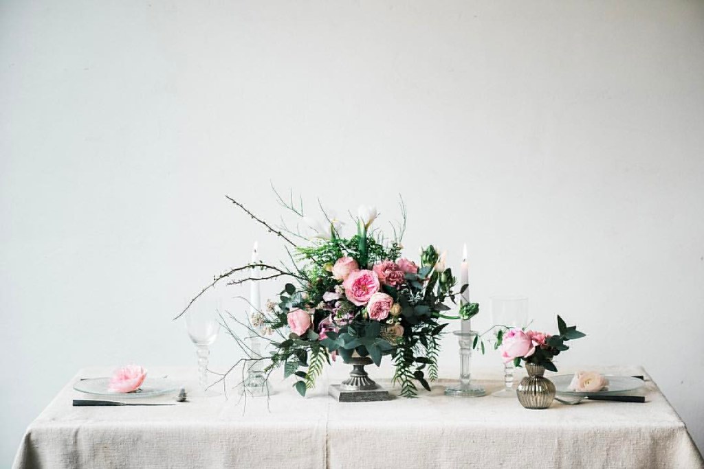 Fine art Flowers and table - wedding inspiration with @lartquipousse #destinationweddingphotographer #fineart #photographemariage #inspiration #weddingtable #weddingflowers