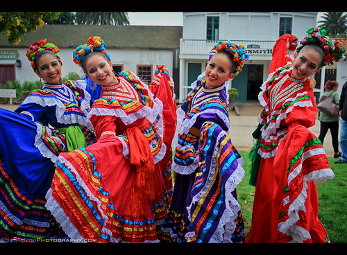 cincodemayo oldtown sandiego california latin dress de dancer mayo mexican traditional performance mexico dance hispanic cinco celebration costume beautiful culture skirt smiling ribbon spanish dancing ethnicity elegance clothing decoration artistic fiesta cultures lace posing pride confidence girl folkloric folklore tradition show colorful samantoniophotography