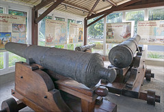 Canons anglais trouvés dans le lagon (musée de Mayotte) - Photo of Dzaoudzi