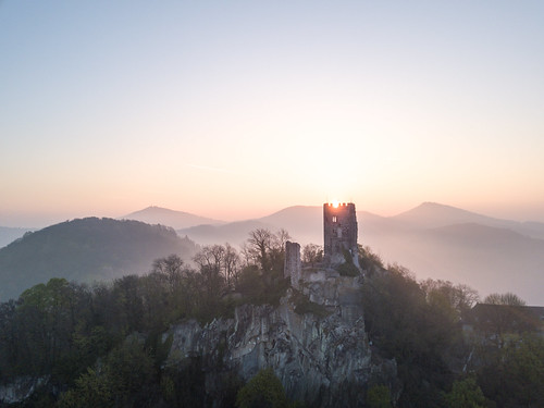 dji mavic drone drohne bonn germany deutschland drachenstein burg castle dragon morning sunrise sonnenaufgang hills fog nebel