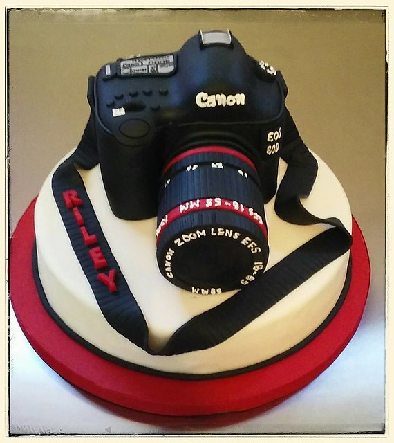 Canon Camera Cake by Holly Edmonds-Lucas of Edmonds Edibles Custom Cakes