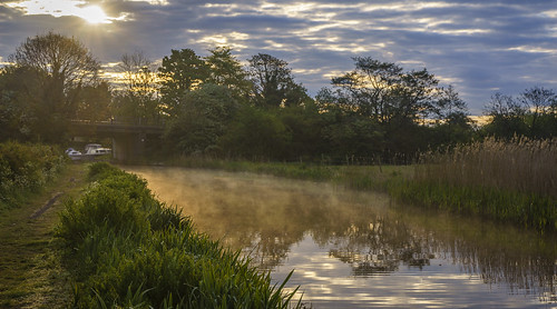 bilsborrow england unitedkingdom gb early morning mist sunrise water reflection springtime lancaster canal