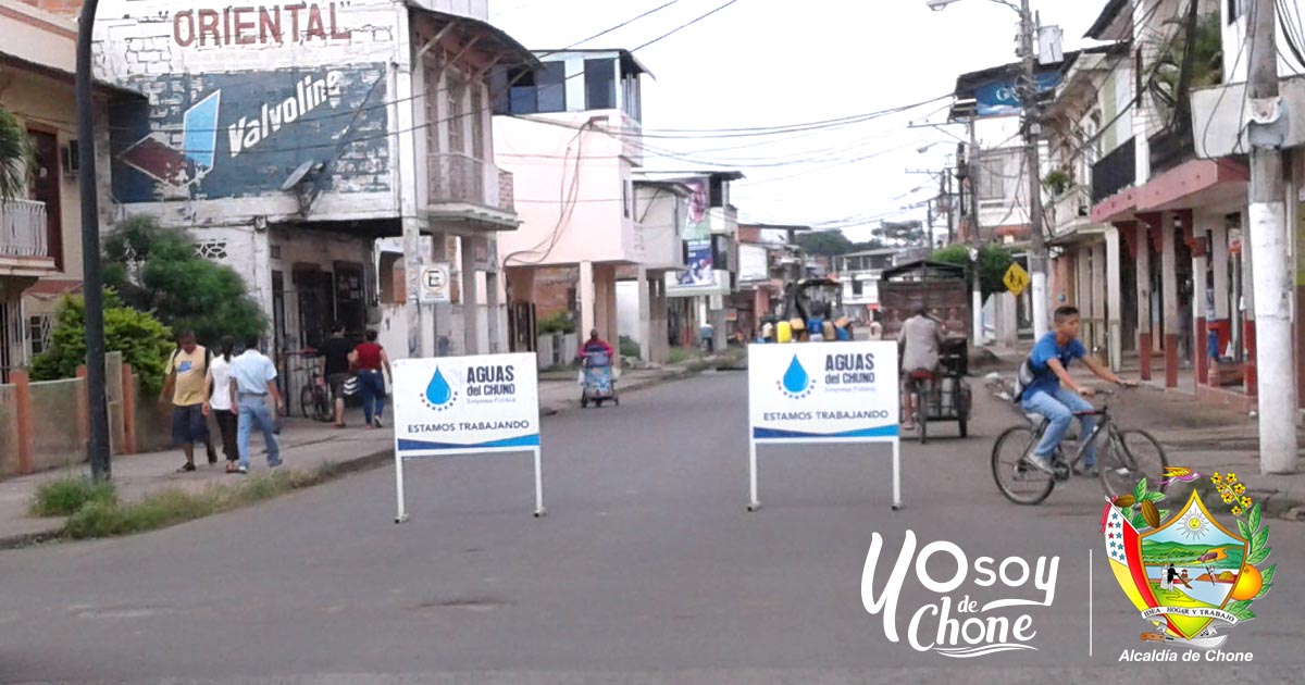 Reparan tubería de agua potable en calle Bolívar - Chone