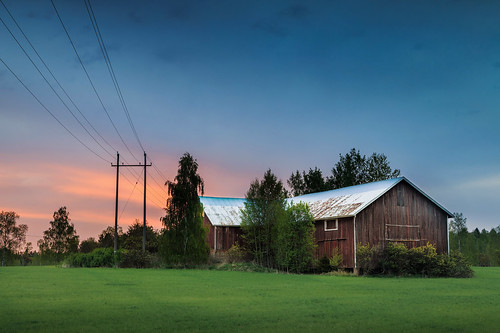 lato auringonlasku sunset barn grass ruoho pelto field landscape maisema maalaismaisema rural countryside maaseutu pirkkala suomi finland calm rauhallinen serene