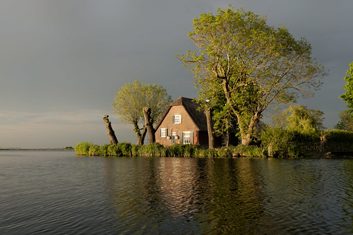 netherlands zuidholland farmhouse water landscape hoogmade wijde aa thatched roof trees evening