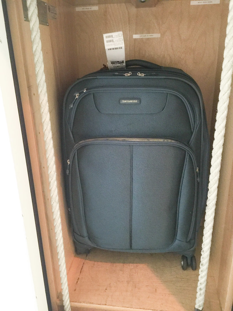 Dumbwaiter for suitcase