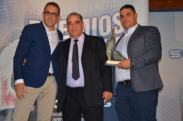 Manuel Álvarez enttega el Premio a la Excelencia y Desarrollo Empresarial