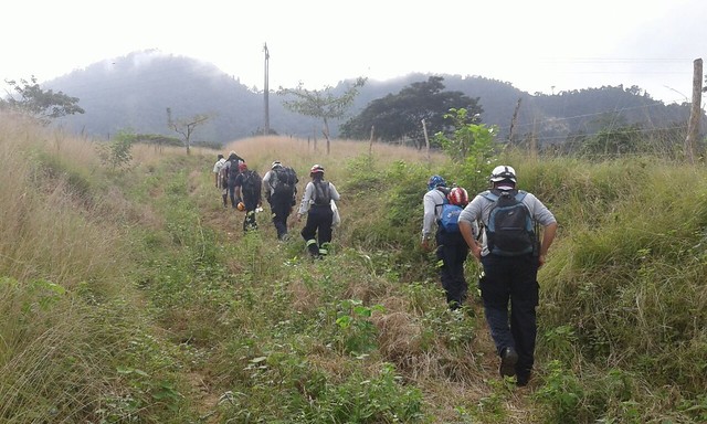 Bomberos de Chone y estudiantes universitarios escalaron cerro de Ricaurte