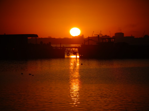 日の出 海 ポーツマス 太陽 赤い 影絵 イギリス 反射 england sun sunrise rise sea reflection sihloette city red orange オレンジ 町