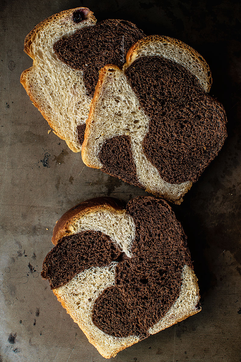 Pan de molde trenzado, cacao y cerezas