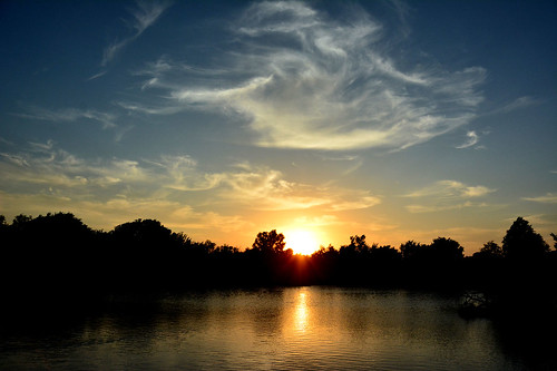 cirrus sunset water reflections pond chisholmcreekpark wichita kansas