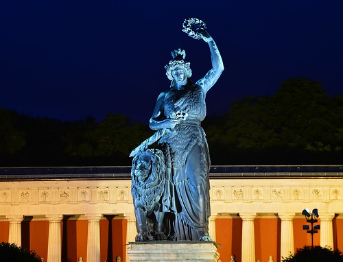 deutschland germany bayern bavaria münchen munich theresienwiese statue bronze cast night nacht nachtaufnahme noche nuit notte noite ©allrightsreserved