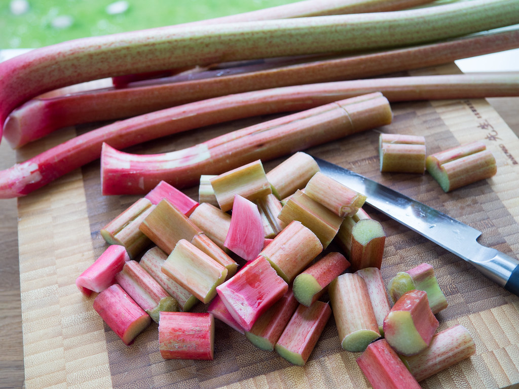 Recipe for homemade roasted rhubarb with almond crumble
