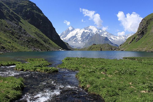 valais suisse valdebagnes fionnay louvie montagnes nature lacs lacdelouvie massifdescombins nuages paysages neige vert bleu eau combindecorbassière petitcombin
