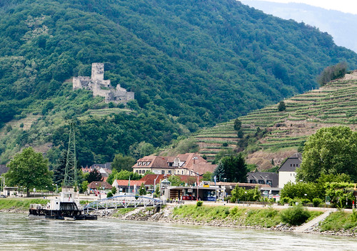 2017 castleruins danube hinterhauscastle other spitz wachauvalley castle cruise cruising dock hills terraces viewfromtheboat vineyard niederösterreich austria at