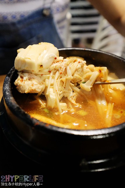 台中勤美商圈美食TOFU35韓式創意料理(向上店)辣炒起司年糕改良風味還不錯、八種小菜可無限續!!豆腐煲湯頭厚度如果可以再調整一下會更好～ @強生與小吠的Hyper人蔘~