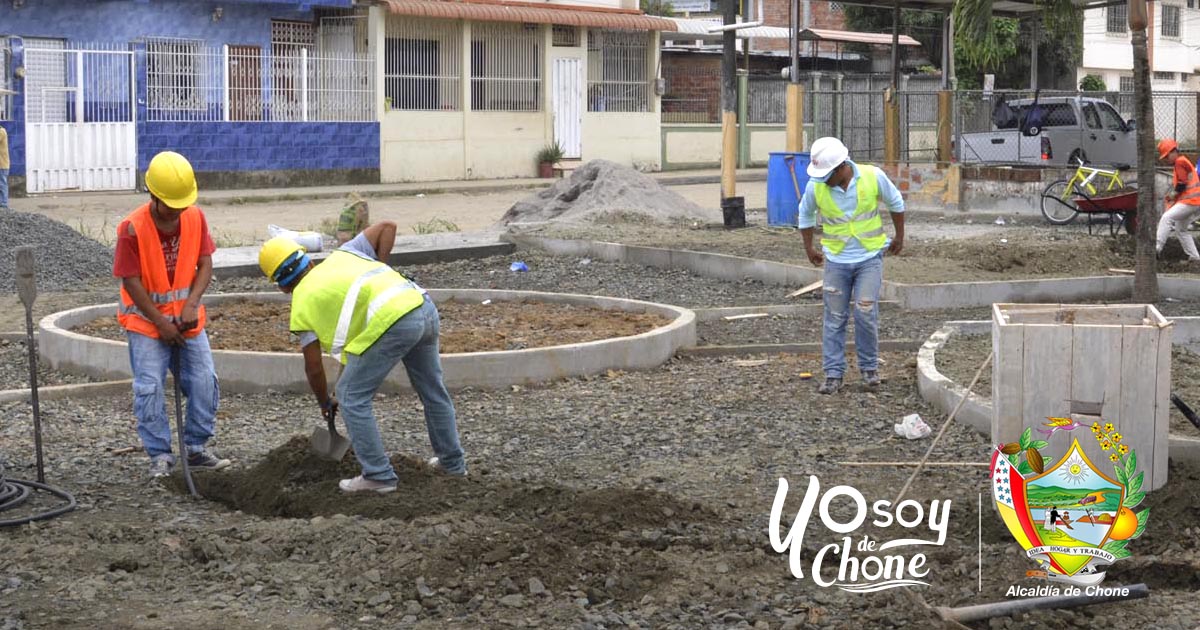 AlcaldÃ­a de Chone trabaja en construcciones de parques