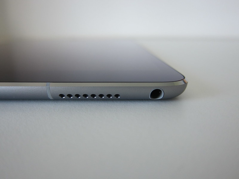 Apple iPad Pro 10.5 Inch (Space Grey 256GB) (Wi-Fi + Cellular) - Top - 3.5mm Audio Port