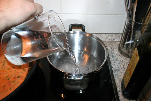 38 - Wasser für Reis erhitzen / Bring water for rice to a boil