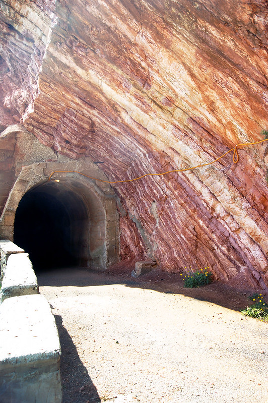 Вход в туннель, прорубленный в скале