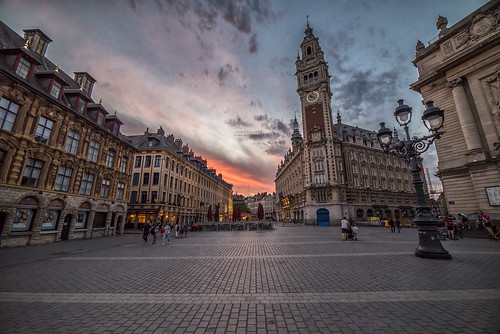 sunset sun dusk lille france francia town townsquare city cityscape light tower building architecture romanian house sky blue red wideangle outdoor landscape