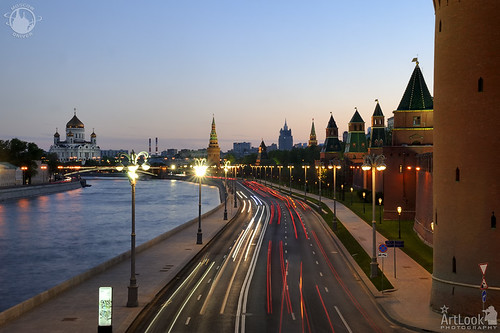 cathedralofchristthesavior kremlevskayaembankment kremlinembankment kremlinwalls moscow moscowkremlin moscowriver moscowbynight moskvariver nightmoscow russia twilight streetlights ru