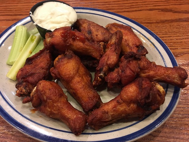 Spicy hot jumbo wings - Red Hot & Blue