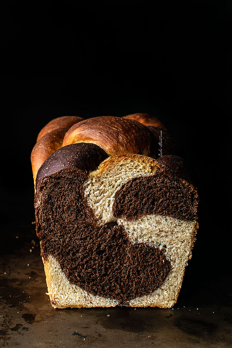 Pan de molde trenzado, cacao y cerezas