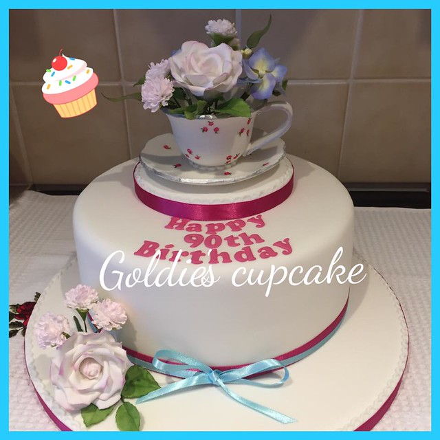 Cake by Linda Chapman of Goldie's Cupcake