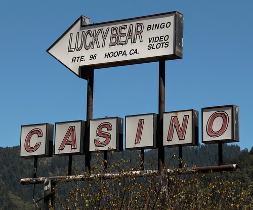 sign arrowsign casinosign luckybearcasino california hoopa