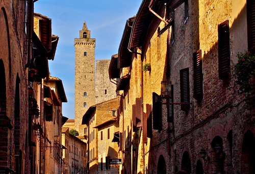 mickyflick viasangiovanni sangimignano tuscany toscana italy city towers ancient medieval hotelbelsoggiorno 13thcentury