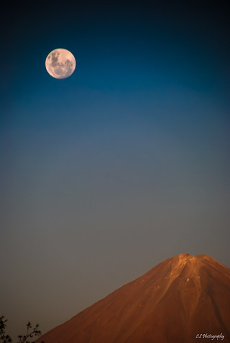 sanpedrodeatacama regióndeantofagasta chile kiltro cielo sky moon volvano maountain landscape desert andes blue orange licancabur