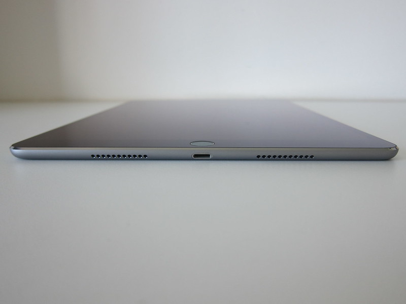 Apple iPad Pro 10.5 Inch (Space Grey 256GB) (Wi-Fi + Cellular) - Bottom