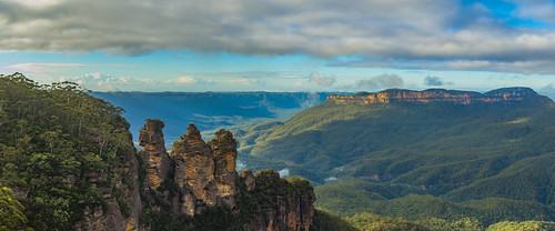 threesisters rock cliff formation iconic view nsw australia newsouthwales panorama pano panoramic olympus photo photography travel scene scenic amazing wow beautiful attraction bluemountains katoomba echopoint mountain park icon famous lookout sydney stunning trees rocks sky olympusem10 olympusomd leura green landscape rayleighscattering natural nature breathtaking best flickr nationalpark