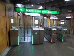 Place Guichard Bourse du Travail - Lyon Metro line B - ticket barriers - Photo of Charbonnières-les-Bains