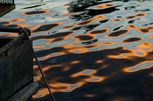 sony nex5t meyeroptikgörlitztrioplan100mmf28 sunset water ripples reflection sky orange boat transom rope harbour bermagui