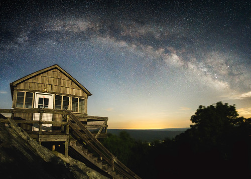 milky way long exposure hanging rock raptor observatory west virginia night time photography astrophotography astronomy summer appalachian mountains blue ridge jefferson national forest roanoke dark sky clear moonlight firewatch fire watch tower look out mountain top hiking camping sonya6000 samyangrokinon12mmf20 allegheny trail peters